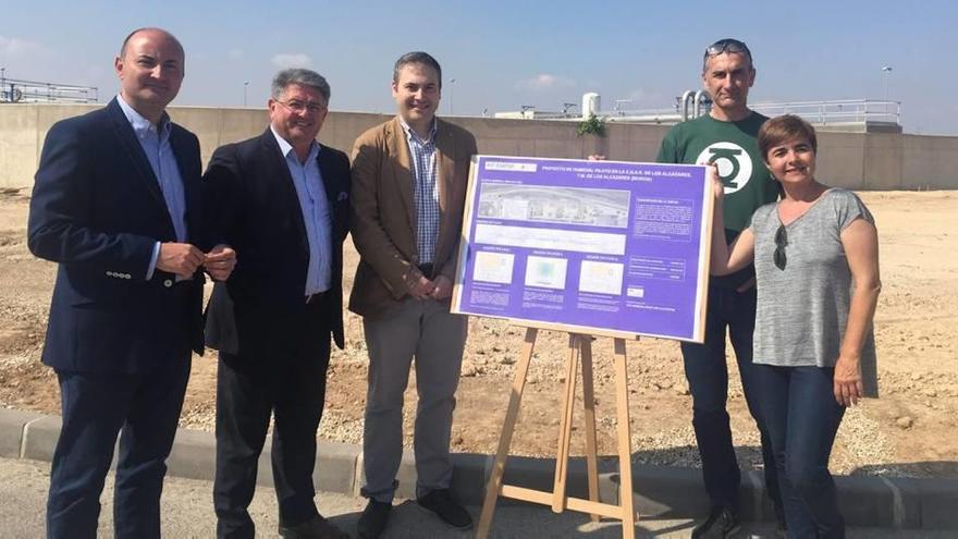 Los impulsores del proyecto junto al director general del Agua y el alcalde de Los Alcázares.