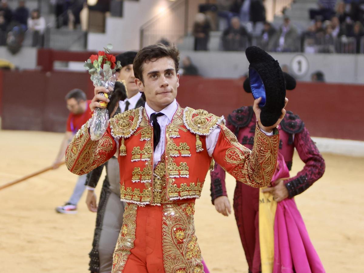 El novillero Julio Aparicio debutó en Villena cortando una oreja de peso