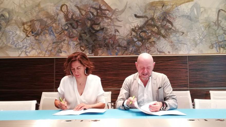 Irene Lozano y Carlos Urroz, durante la firma del convenio.