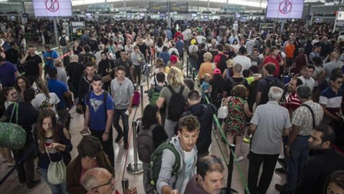 Colas en el aeropuerto de El Prat por la huelga de los vigilantes de Eulen, el pasado 11 de agosto.