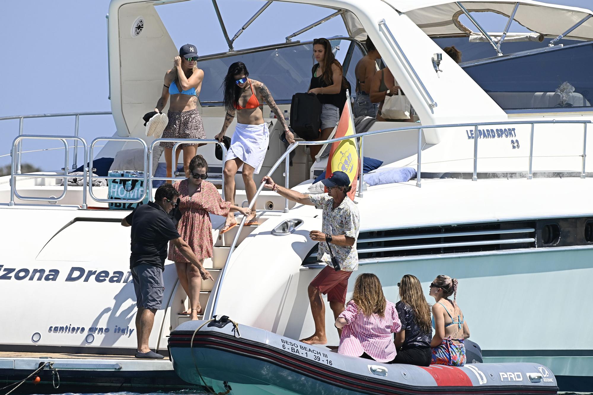 Así han disfrutado las campeonas del mundo de fútbol en un barco en Ibiza