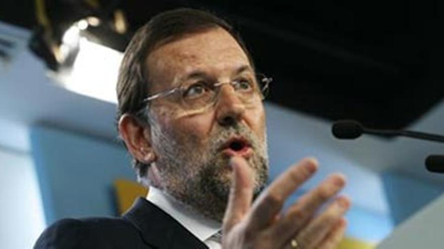 Rajoy critica la inacción del Gobierno ante la crisis