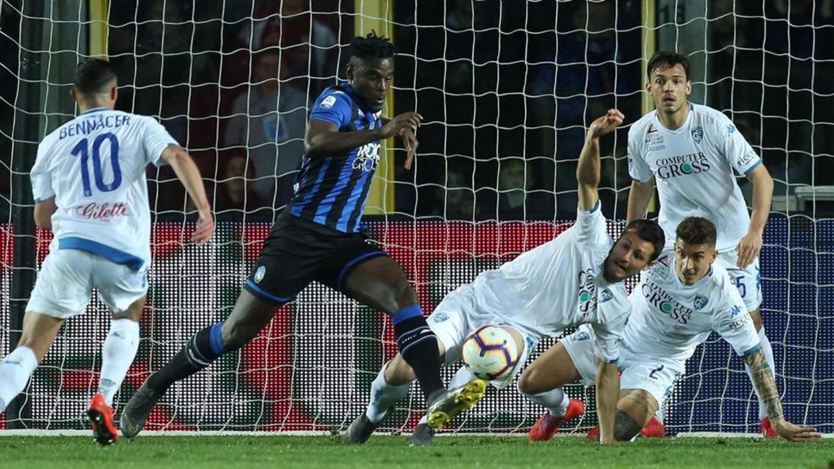 La defensa del Empoli ante Duvan Zapata, que no mojó