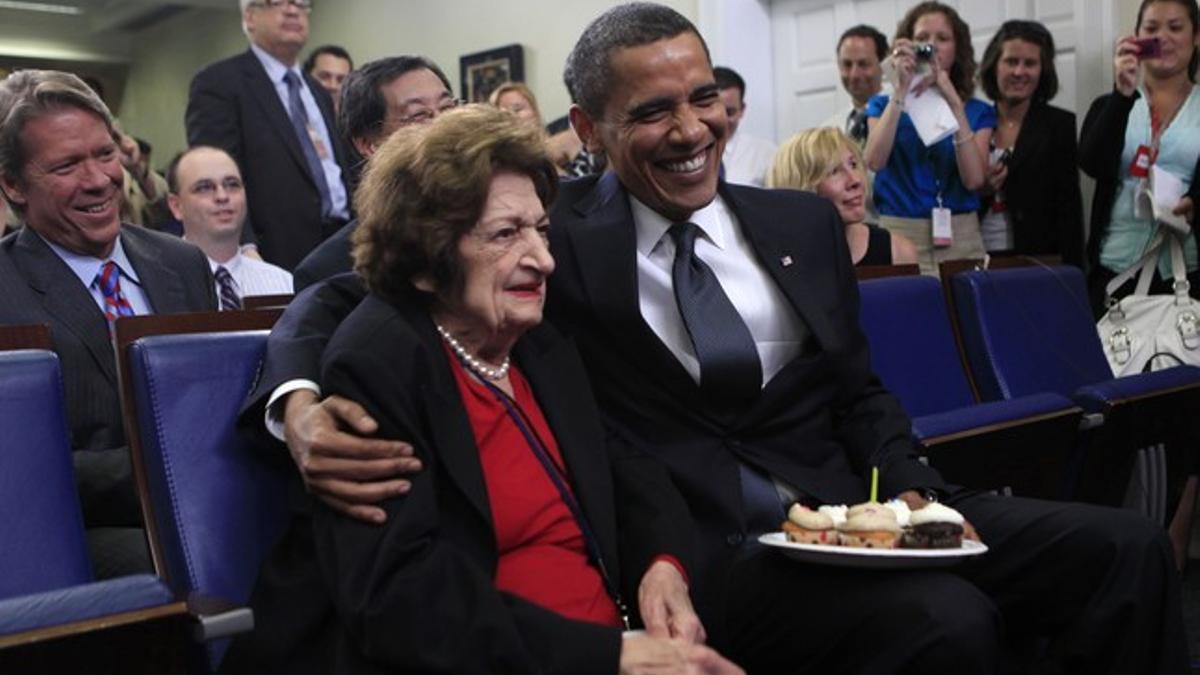 Obama ofrece dulces a Helen Thomas con motivo del 89 cumpleaños de la periodista, el 4 de agosto del 2009.