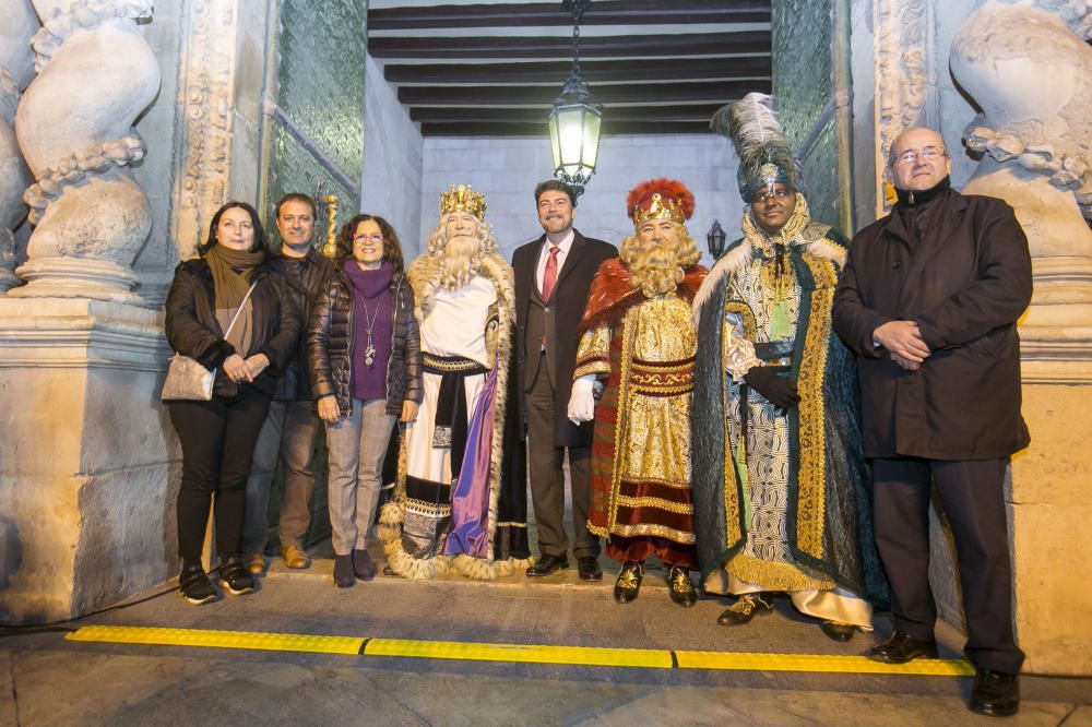 Los Reyes Magos reparten ilusión por la ciudad de Alicante.