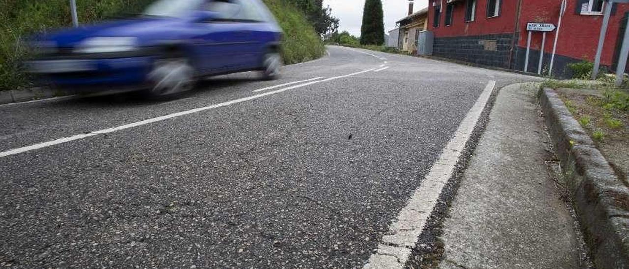 Un vehículo circulando ayer por la mañana por el entorno de San Juan de Nieva.