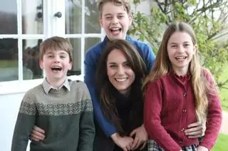 Controversia sobre la posible "manipulación" de la foto familiar de Kate Middleton