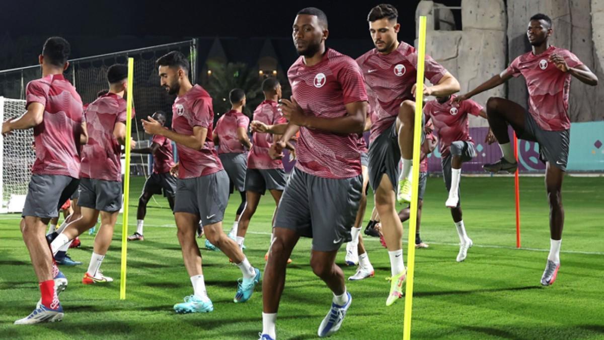 La selección de Qatar, en su último entrenamiento previo al debut