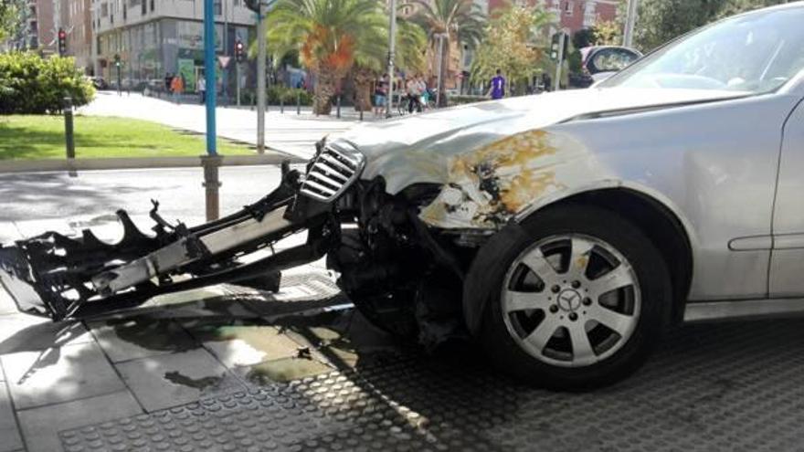 Herido leve un conductor del TRAM al chocar un tranvía y un coche en Alicante