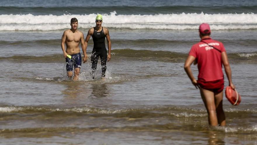 Bañistas a la altura de la escalera 12 de San Lorenzo, en Gijón.