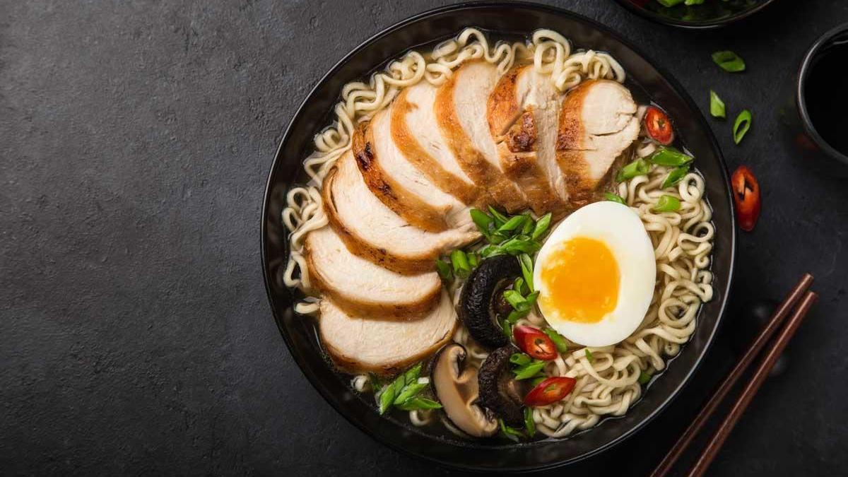 Ramen cuenco con setas shiitake. Sopa de fideos asiáticos Ramen