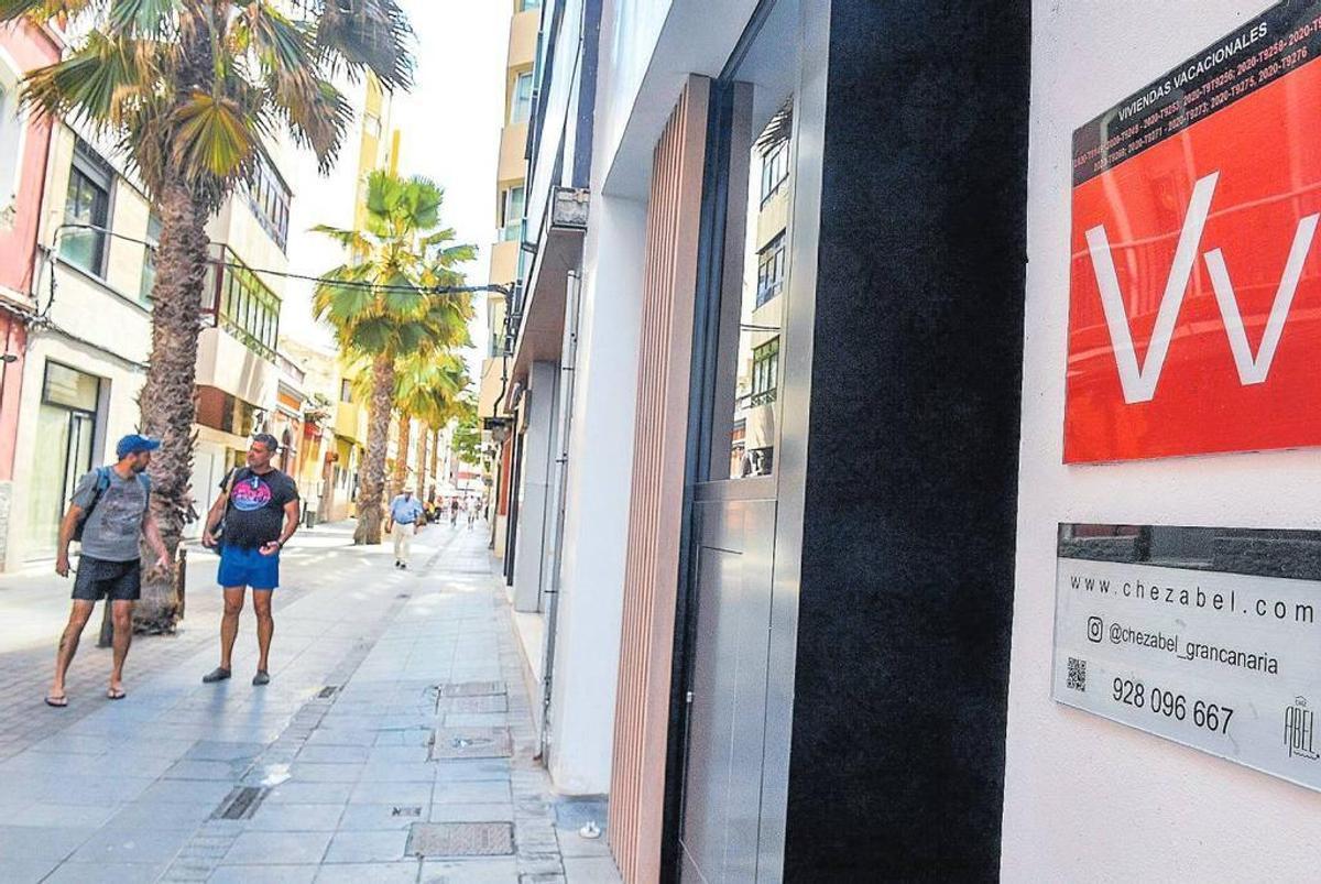 Cartel de una vivienda vacacional en Canarias