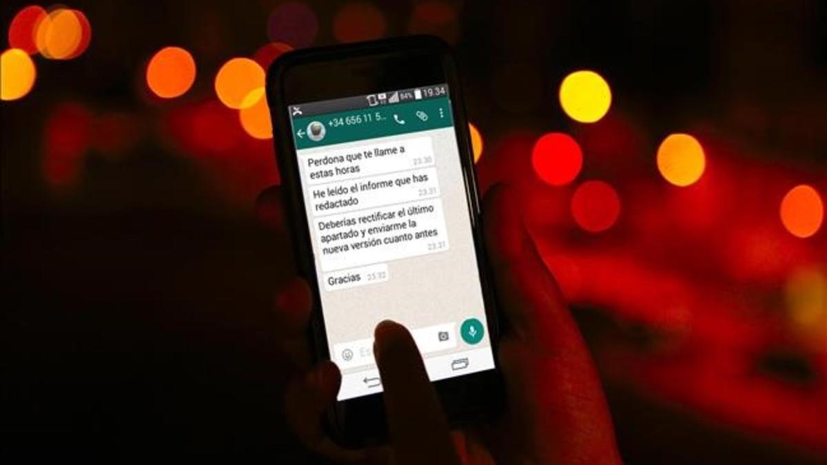 whatsapp en un smartphone para ilustrar tema de nuevo limite en Francia de los mensajes de trabajo fuera del horario laboral