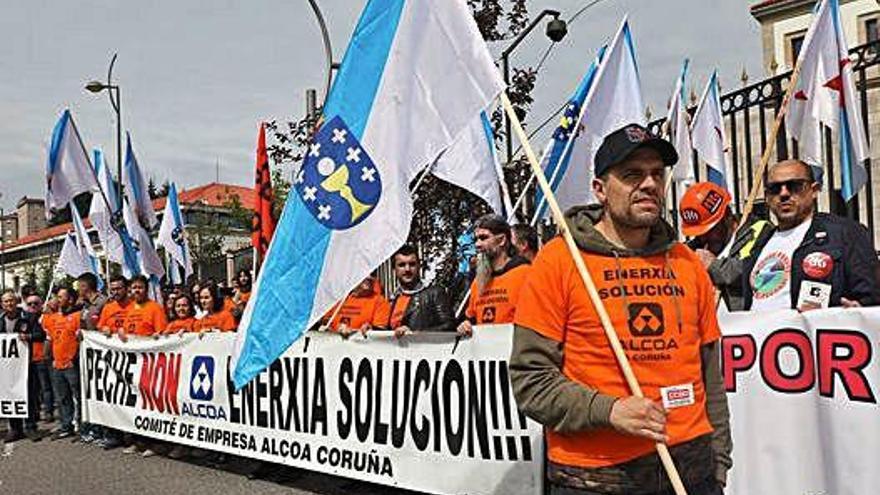 Trabajadores de Alcoa A Coruña en una manifestación en Santiago.