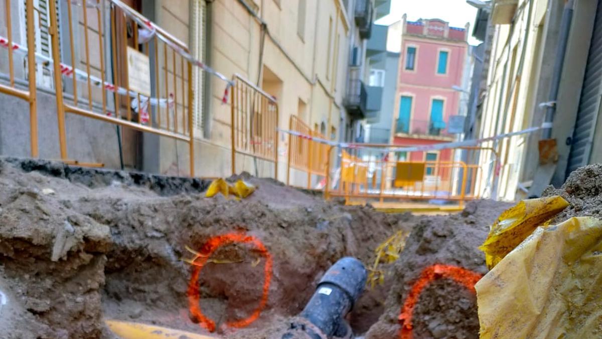 La bala de canó d'època napoleònica que s'ha trobat durant les obres al carrer Indústria de Cassà de la Selva. Imatge cedida aquest 30 de setembre del 2021 (Vertical)