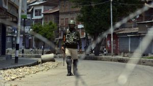 Archivo - Un soldado indio en la parte de Cachemira bajo control de India (archivo)