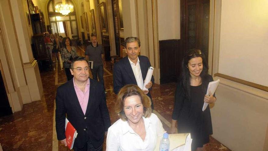 Dapena, Barcón, García y Neira, antes de un pleno. Al fondo, Longueira y Ferreiro.