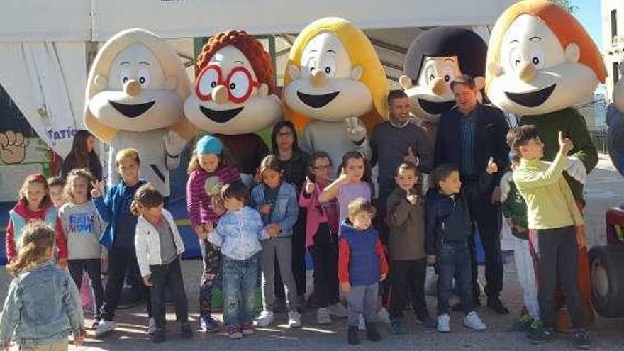 Alumnos del CEIP de Valeixe con los hermanos Bolechas. // D.P.