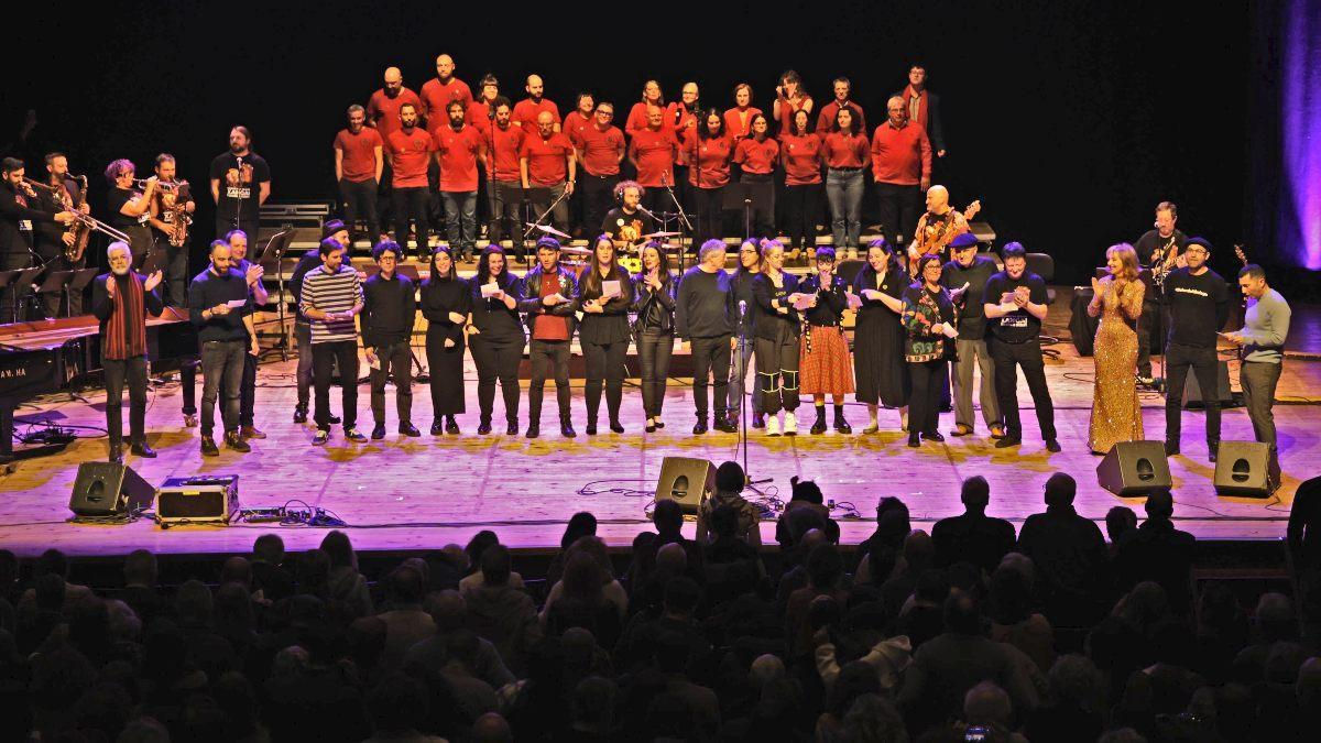 Cierre en el escenario con buena parte de las personas participantes en el festival de los 50 años de Filologia (USC).