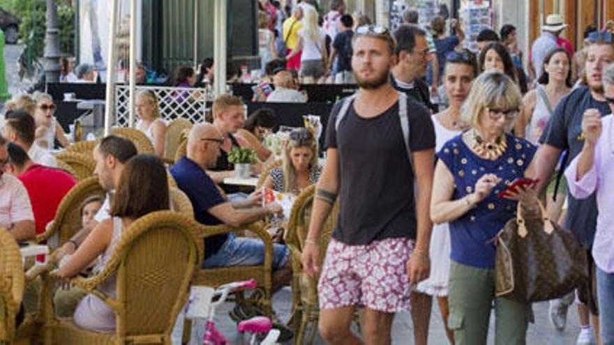 Calles repletas de turistas en pleno centro de Valencia, ayer por la tarde.