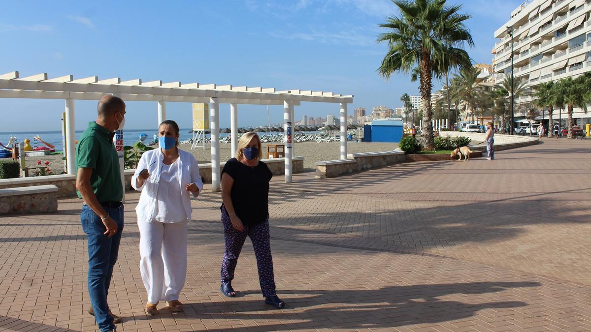 La alcaldesa de Fuengirola, Ana Mulas, en el paseo marítimo de Torreblanca.