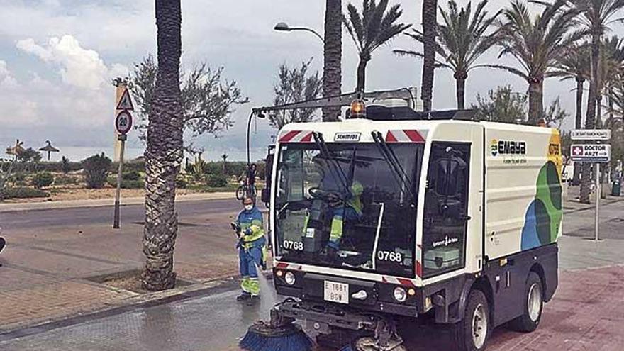 Una de las mÃ¡quinas barredoras y expendedoras de agua a presiÃ³n del refuerzo veraniego.