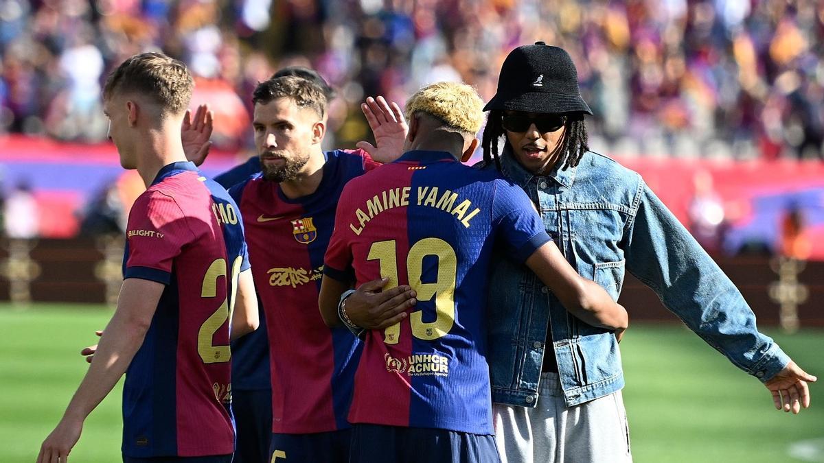 Koundé hugs Lamine Yamal at the end of the match.