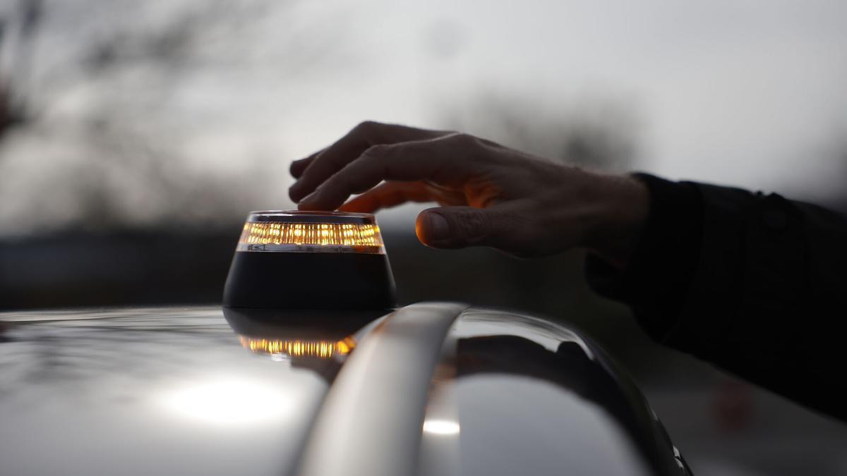 Fin de uso de la baliza v-16: la DGT explica "la fecha de caducidad" del dispositivo