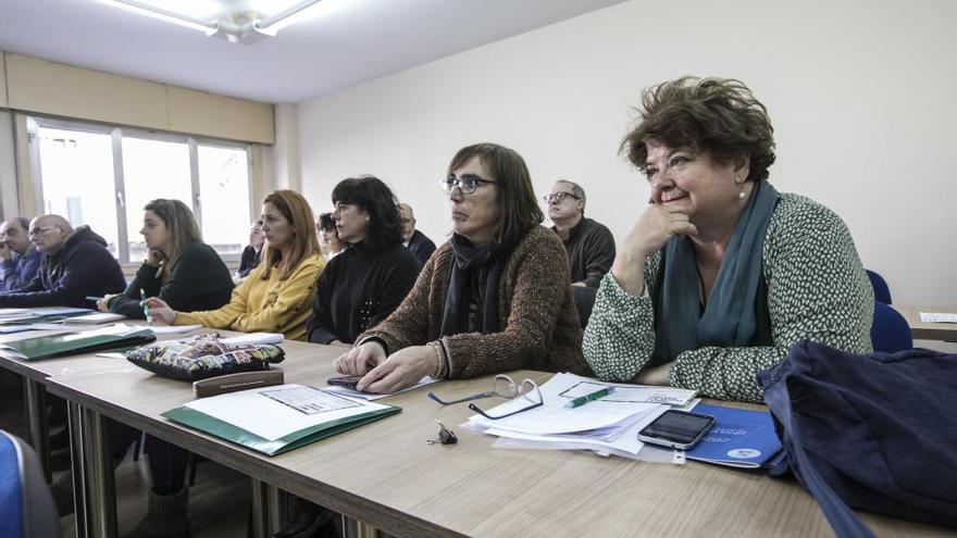 Asistentes a la jornada sobre pobreza en el medio rural; en primer término, Lina Menéndez.