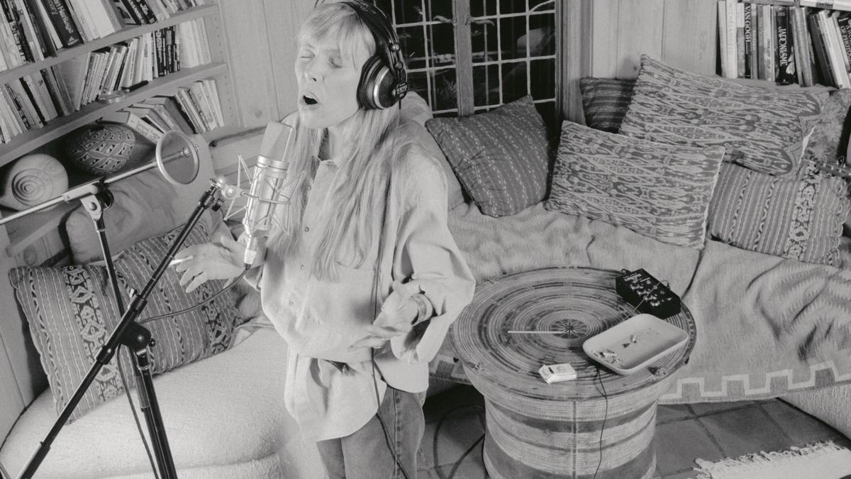 La cantante y compositora Joni Mitchell.