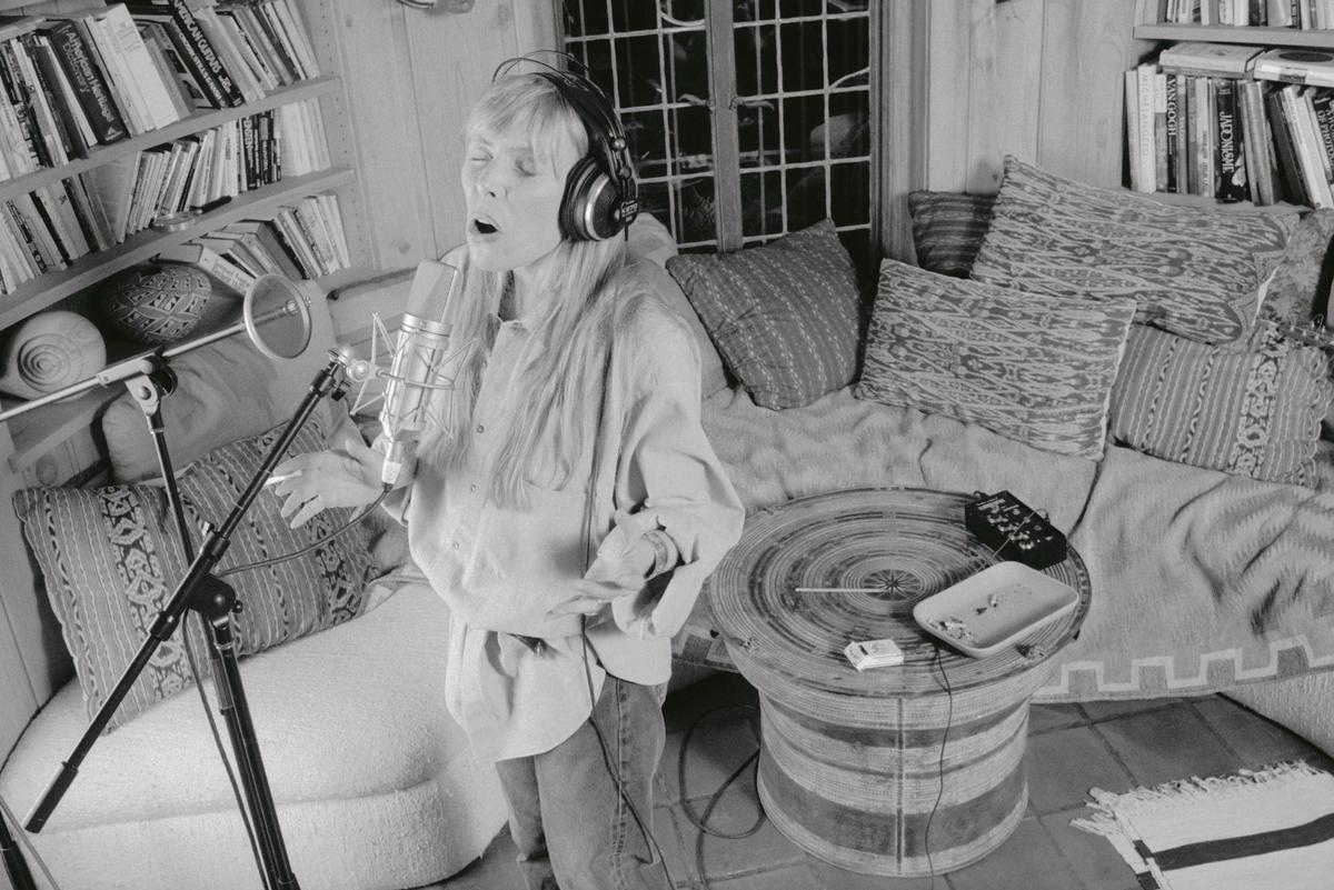La cantante y compositora Joni Mitchell.