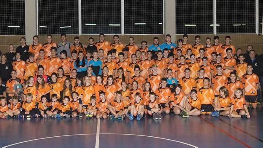 Formació amb tots els equips del Club Handbol Santpedor per a la temporada 2018-2019