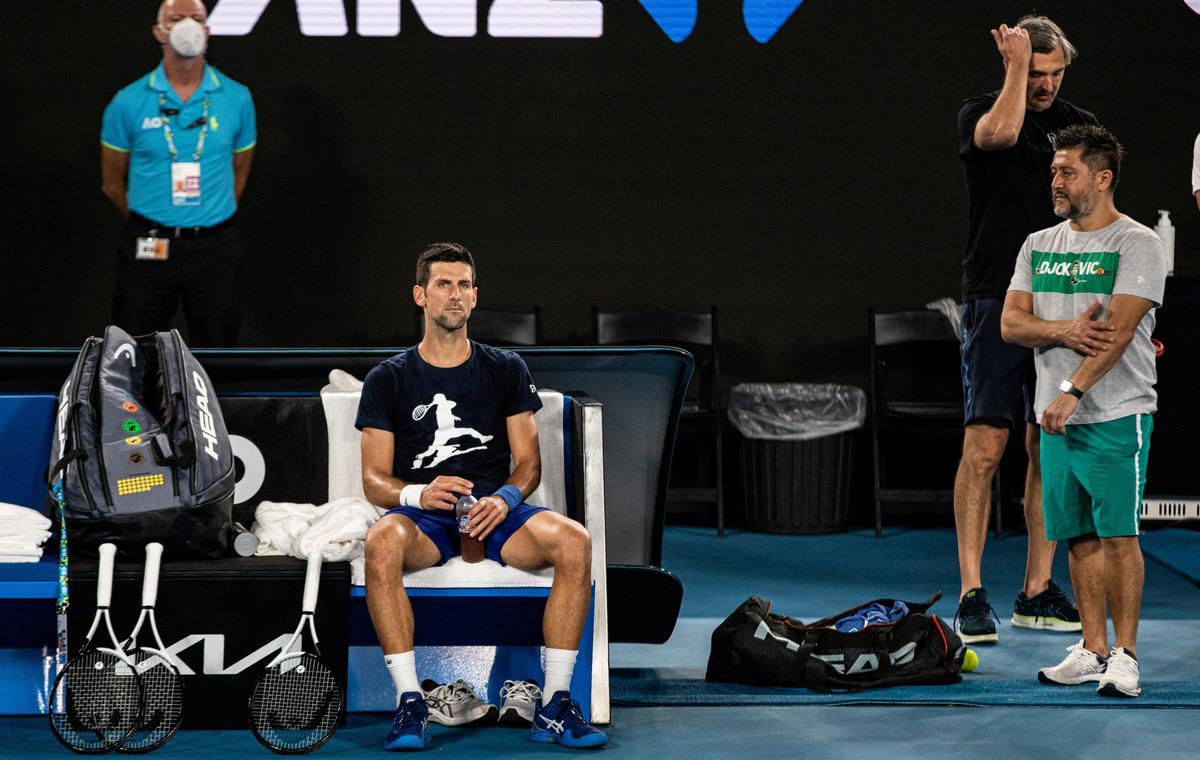 djokNovak Djokovic descansa durante el entrenamiento de hoy, 14 de enero de 2022, antes del torneo de tenis Abierto de Australia en Melbourne.ovic_02.JPG