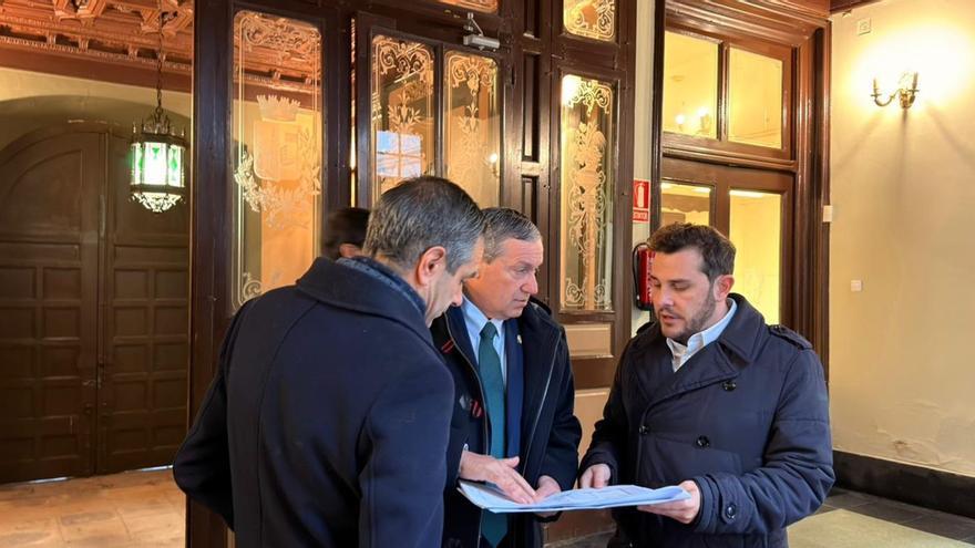 El presidente de la Diputación y el diputado de Educación, Cultura y Turismo miran los planos de los trabajos a efectuar. | CEDIDA