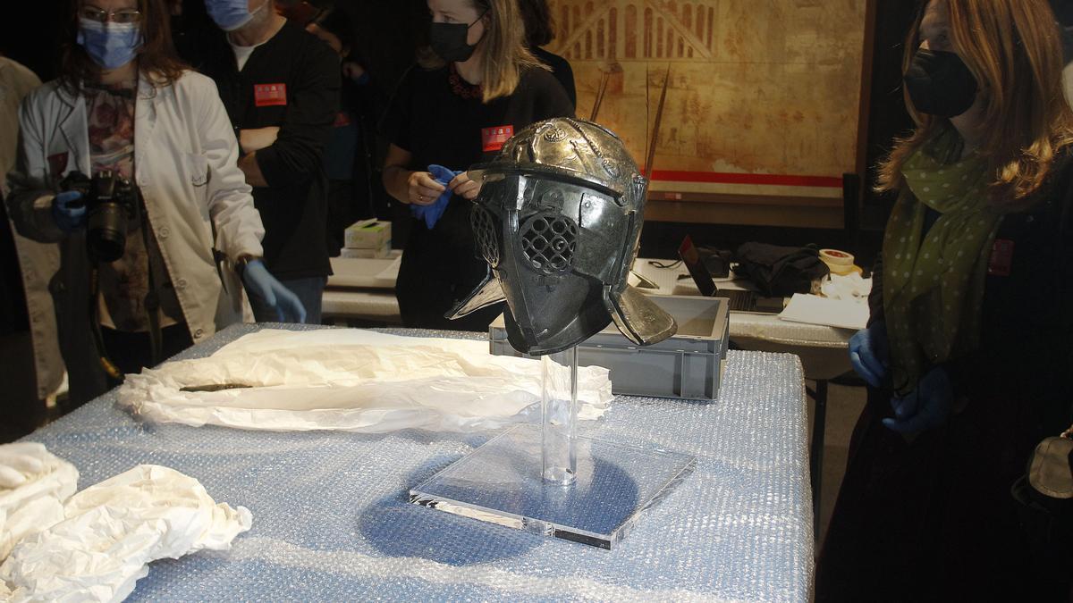 Montaje de la exposición ‘Gladiadores. Héroes del Coliseo’ en el  MARQ