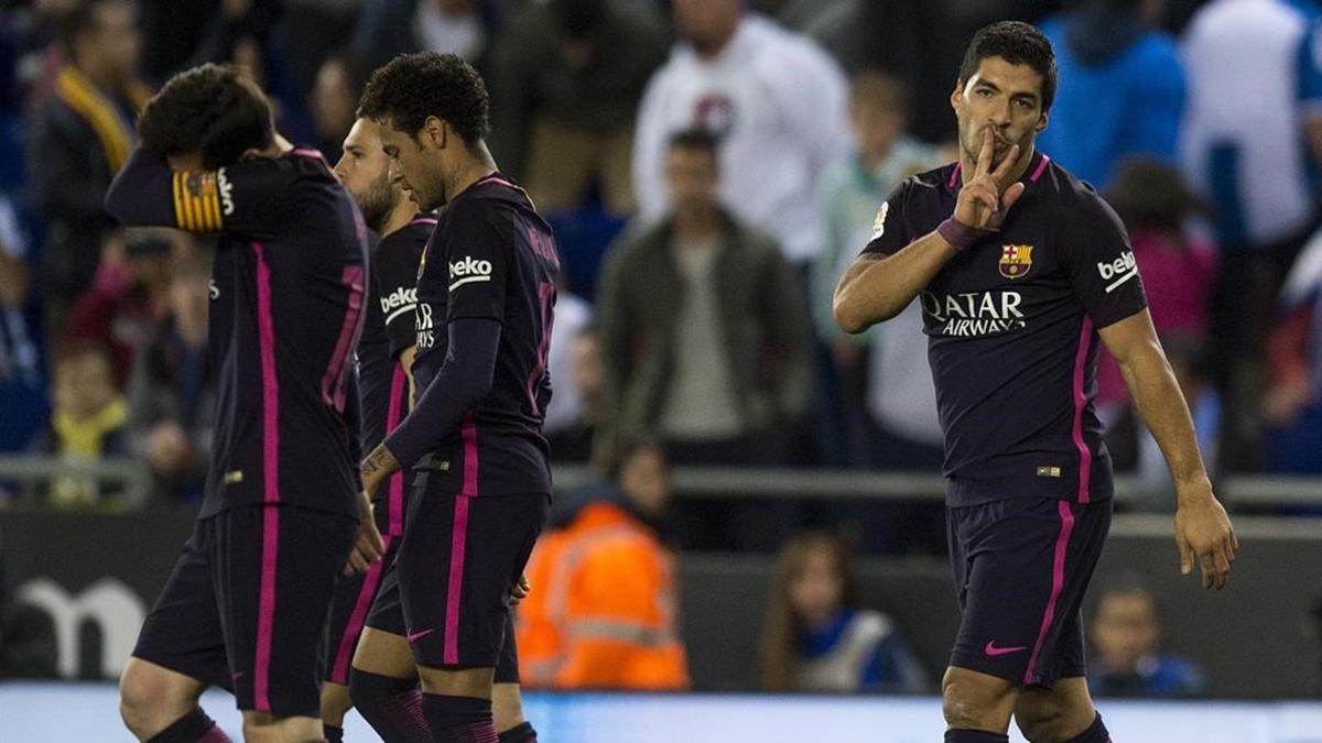 Suárez festeja su segundo gol, el 0-3 del Barcelona al Espanyol en Cornellà.