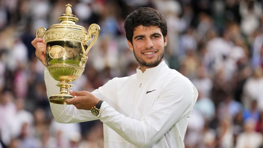 Carlos Alcaraz, después de conquistar Wimbledon en 2023 ante Novak Djokovic.