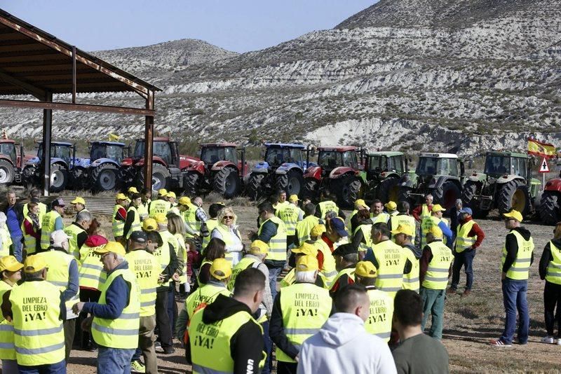 'Tractorada' por la limpieza del río Ebro