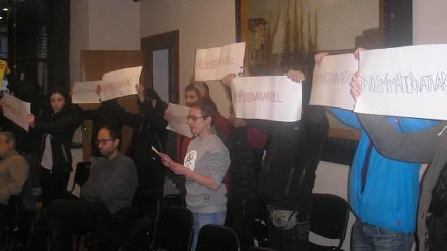 Alguns dels activistes que van irrompre a l&#039;últim ple municipal de Ripoll, celebrat dimarts.