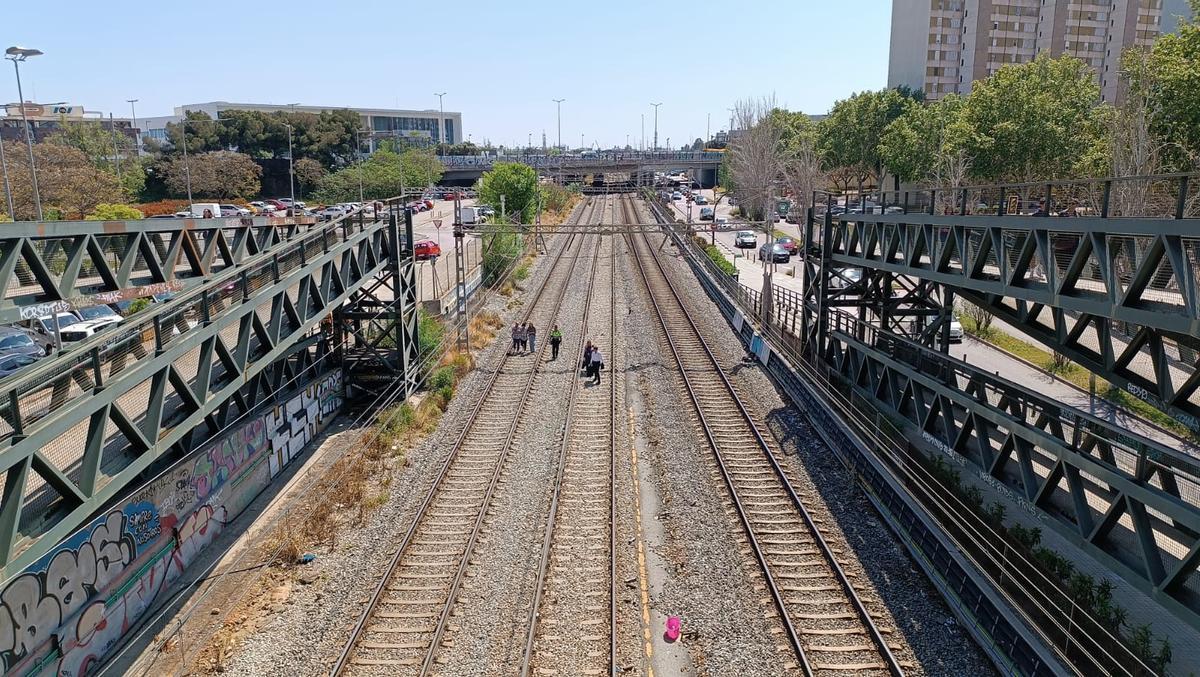 Los últimos pasajeros que han desalojado el tren con origen Sant Vicenç de Calders se dirigen a la estación de Rodalies de Bellvitge-Gornal, a 600 metros