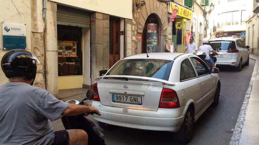 Escena de congestión circulatoria en una calle de Sóller.