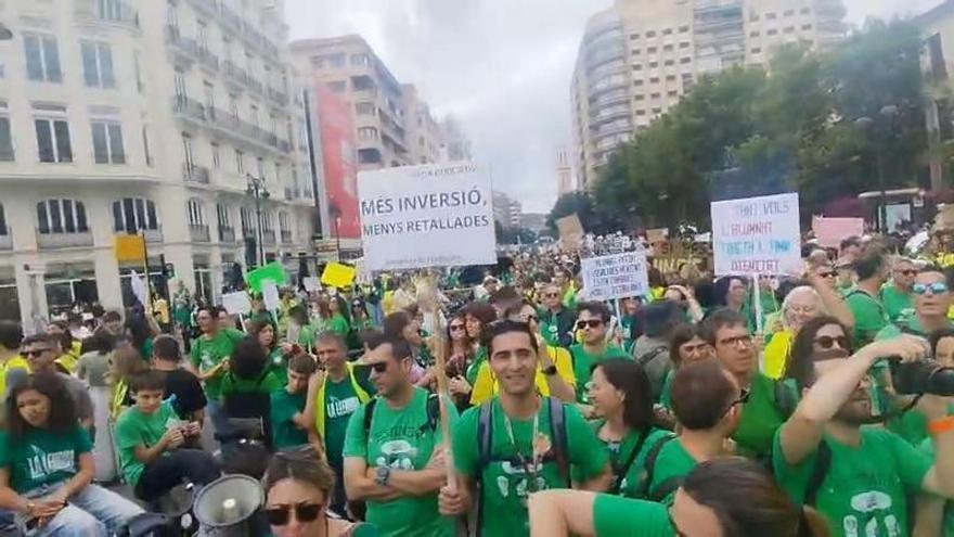 Cientos de profesores de la provincia de Alicante se suman a la multitudinaria manifestación de València