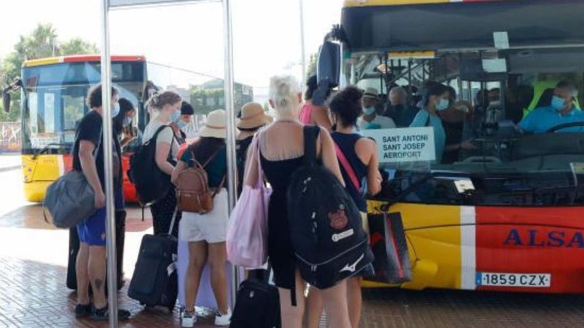 Imagen de archivo de usuarios esperando subir a un autobús en Ibiza.