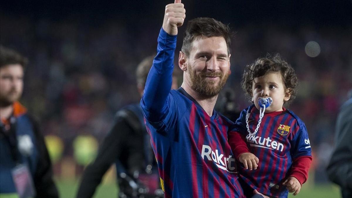 Messi da la vuelta al campo con Ciro, su tercer hijo, en brazos, en la fiesta del alirón tras el triunfo sobre el Levante.