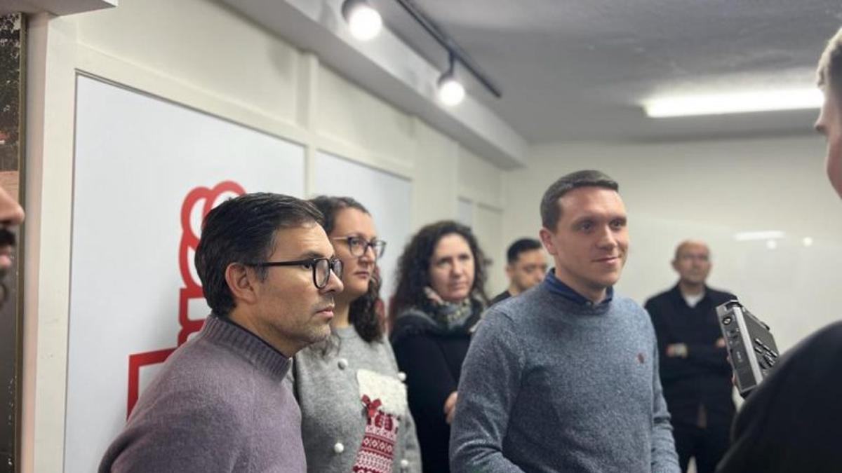 O secretario xeral do PSOE compostelán, Aitor Bouza, na xuntanza do grupo este sábado