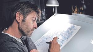 Paco Roca trabajando en Los surcos del azar, una de sus novelas gráficas sobre exiliados republicanos españoles publicada en Astiberri. 