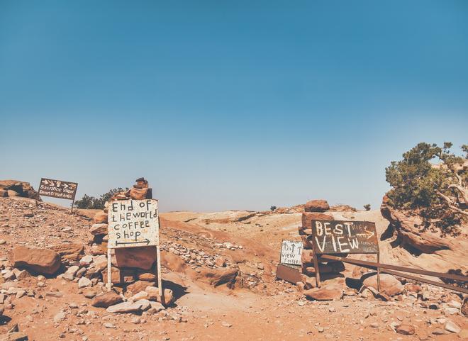 Letreros que indican la 'cafetería del fin del mundo'.