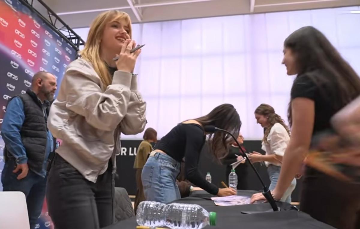 Lucía recibió con entusiasmo a sus fans