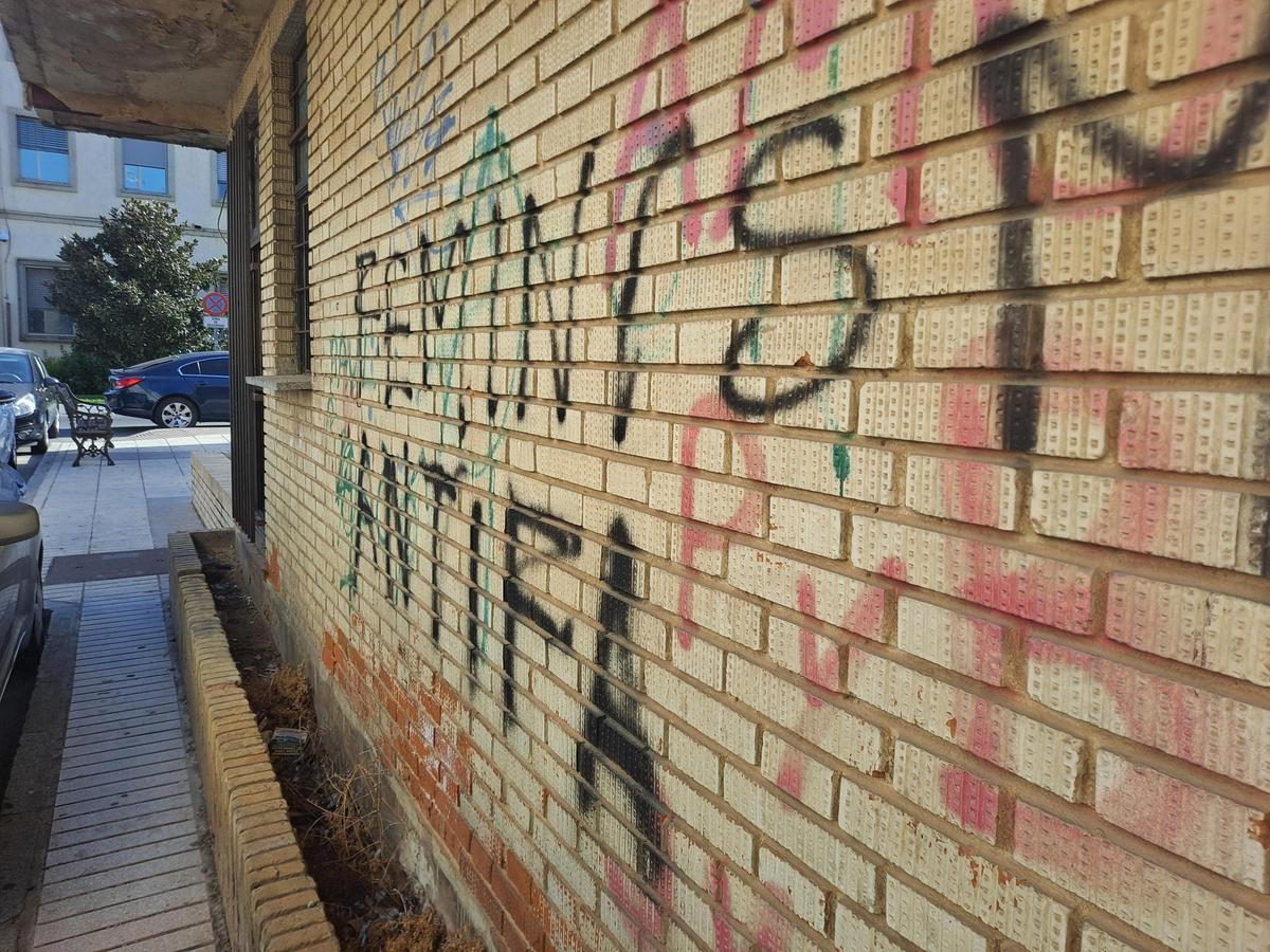 Pintadas en el exterior.