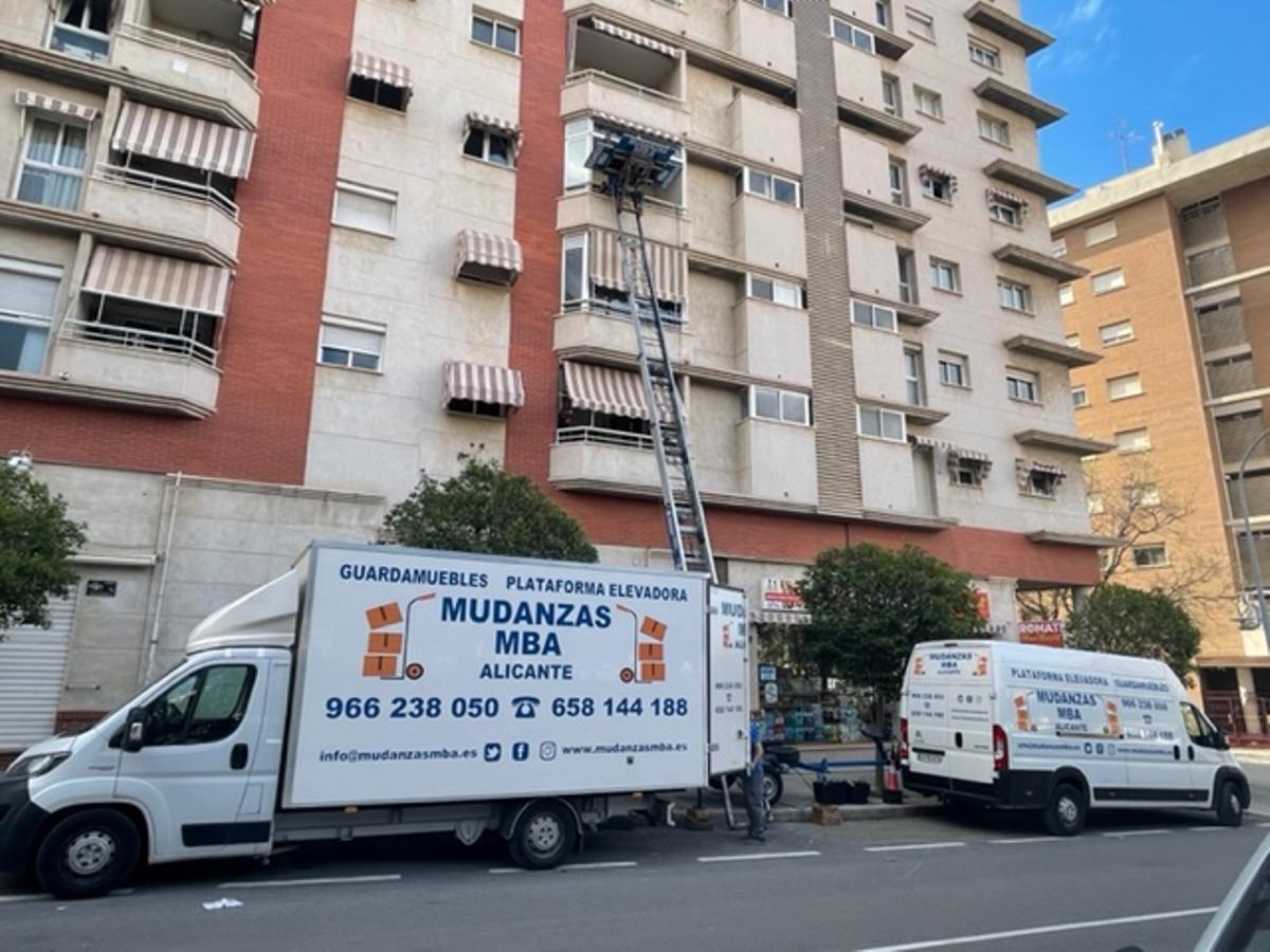 La empresa se encarga del embalaje de enseres, montaje de muebles, guardamuebles o permisos.